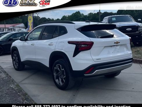 Used 2025 Chevrolet Trax LT FWD image 5