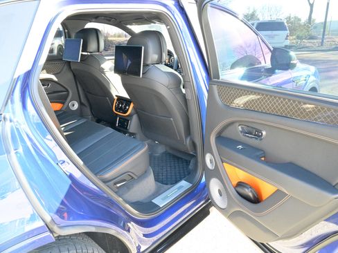 Used 2025 Bentley Bentayga image 46