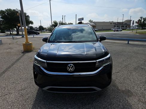 Used 2024 Volkswagen Taos SE FWD image 2