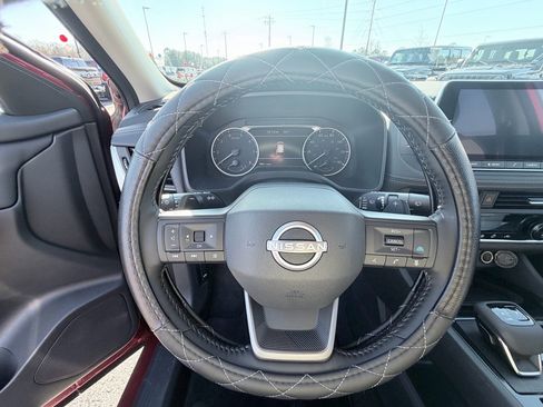 Used 2025 Nissan Rogue SV image 13