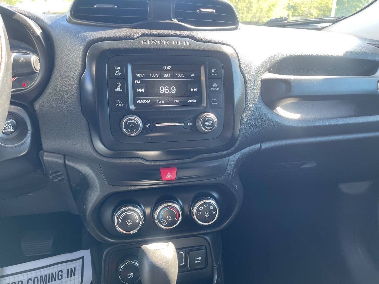 Used 2017 Jeep Renegade Latitude AWD/4WD image 13