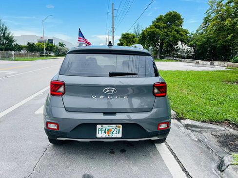 Used 2022 Hyundai Venue SEL FWD image 4