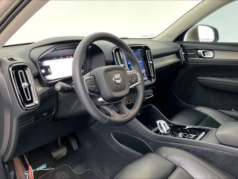 Used 2023 Volvo XC40 B4 Plus image 16