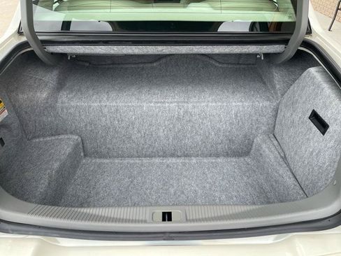 Used 2003 Lincoln Town Car Executive RWD image 46
