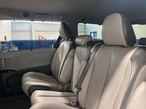 Used 2014 Toyota Sienna LE image 16