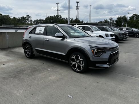New 2025 Kia Niro EX Touring image 2