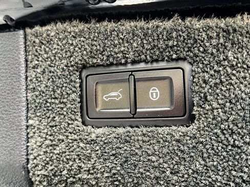 Used 2017 Bentley Bentayga image 22