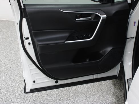Used 2025 Toyota RAV4 XLE FWD image 12