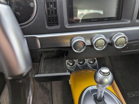 Used 2004 Chevrolet SSR w/ Preferred Equipment Group image 34