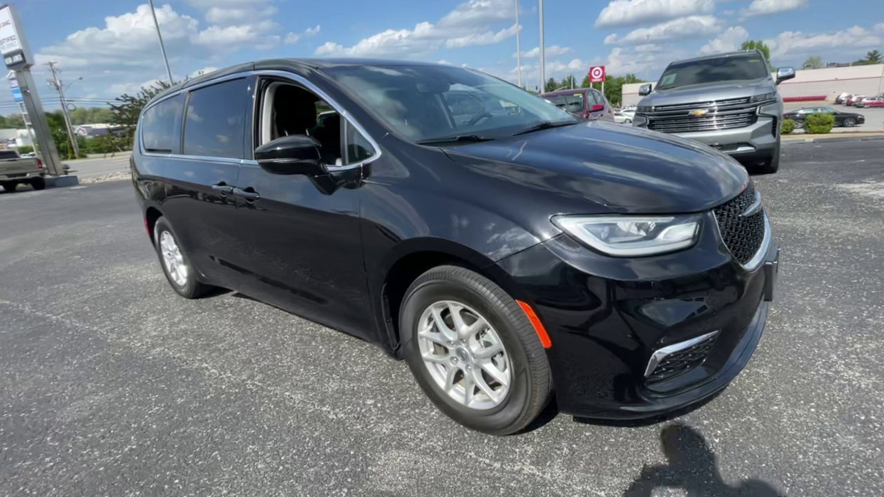 Used 2024 Chrysler Pacifica Touring-L FWD image 7