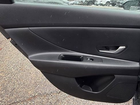 Used 2025 Hyundai Elantra SE image 15