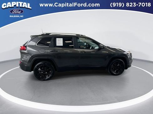 Used 2016 Jeep Cherokee Latitude w/ Safety/Convenience Group FWD image 9
