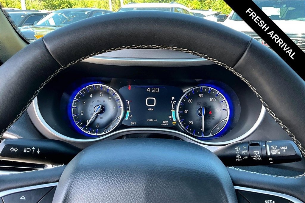 Used 2025 Chrysler Pacifica Select FWD image 10