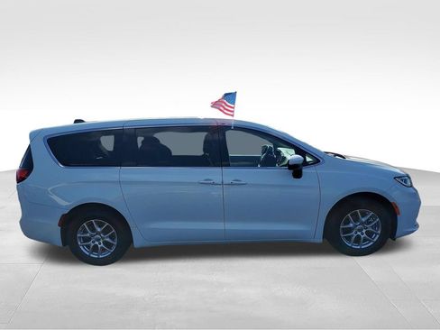 Used 2023 Chrysler Pacifica Touring-L FWD image 6