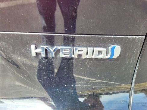 Certified 2021 Toyota Venza LE image 6