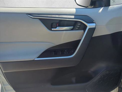 Used 2021 Toyota RAV4 XLE Premium image 9