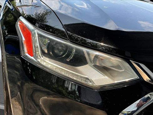 Used 2021 Chevrolet Traverse LS FWD image 29