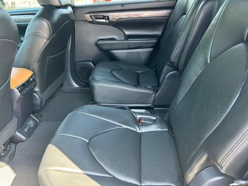 Used 2026 Toyota Highlander Platinum AWD/4WD image 17