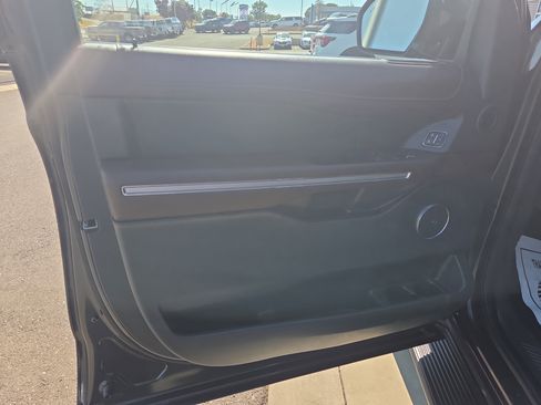 Used 2024 Ford Expedition Limited image 11