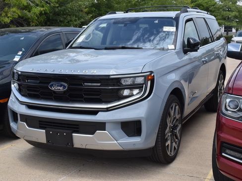 Used 2025 Ford Expedition Platinum w/ Platinum Ultimate Package AWD/4WD image 2