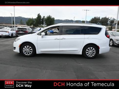 Used 2018 Chrysler Pacifica Touring-L image 4