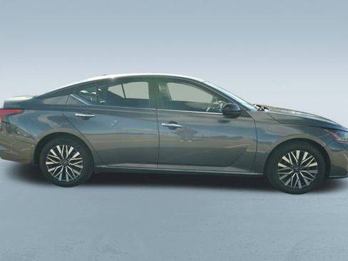 Used 2024 Nissan Altima 2.5 SV image 10