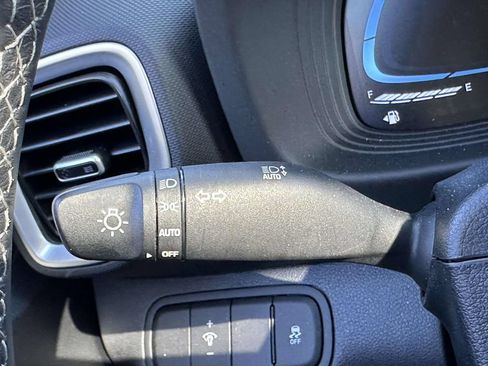 Certified 2025 Hyundai Venue SEL FWD image 31