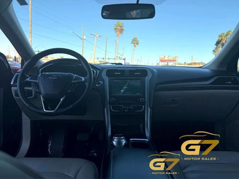 Used 2017 Ford Fusion SE w/ Fusion SE Technology Package FWD image 20