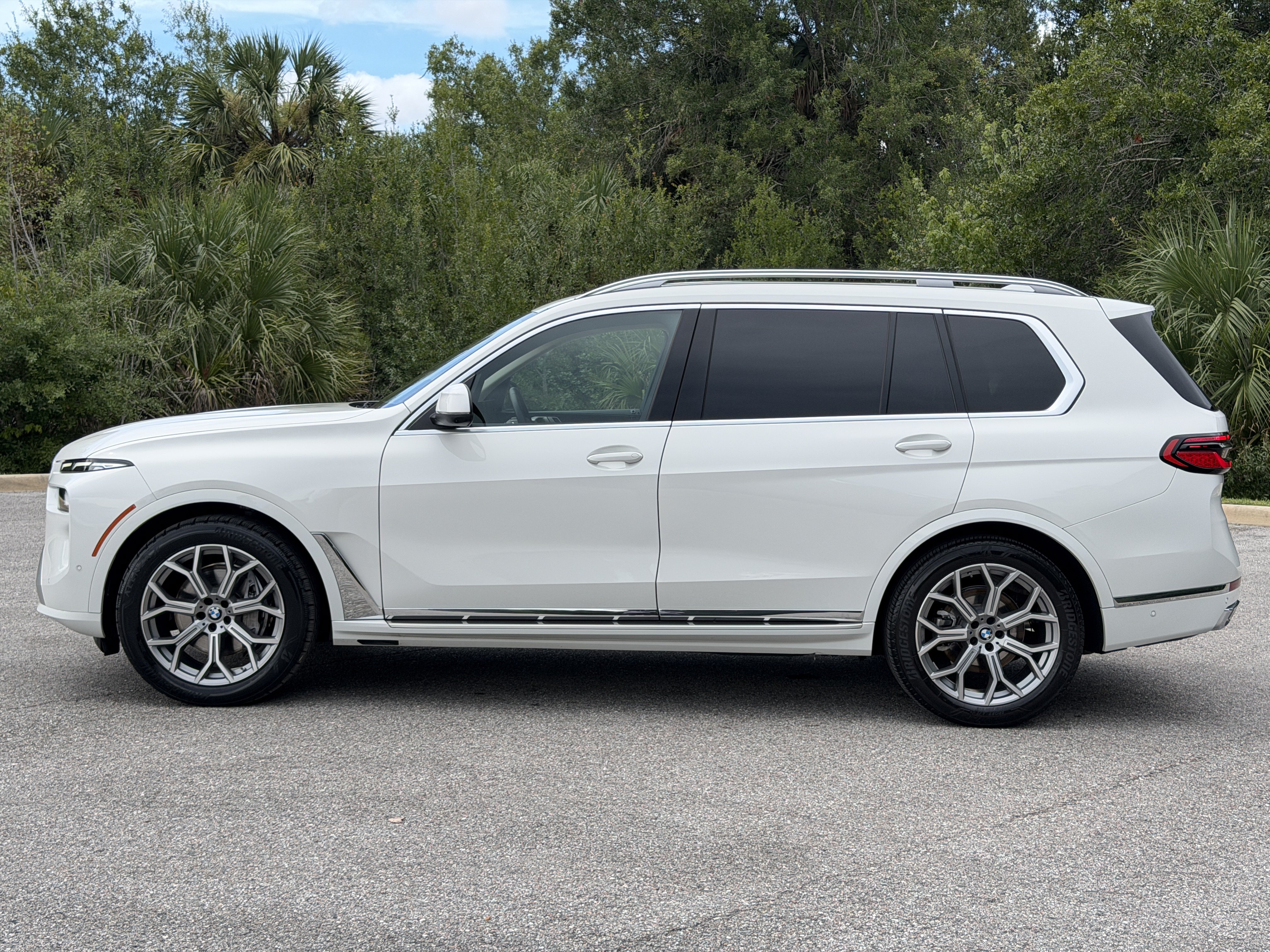 Used 2024 BMW X7 xDrive40i w/ Premium Package AWD/4WD image 4