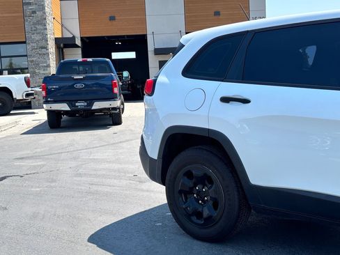 Used 2014 Jeep Cherokee Sport FWD image 3