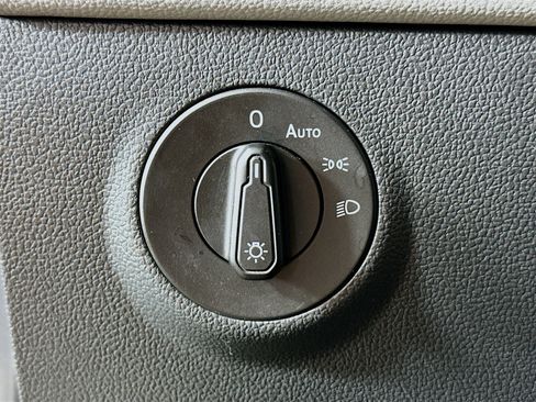 Used 2024 Volkswagen Taos SE image 17