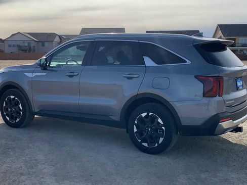 Used 2024 Kia Sorento S w/ Panoramic Sunroof Package image 6
