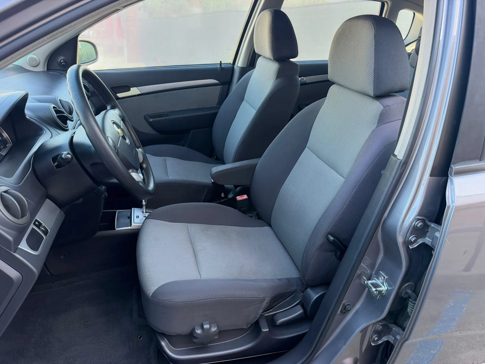 Used 2010 Chevrolet Aveo5 LT FWD image 10