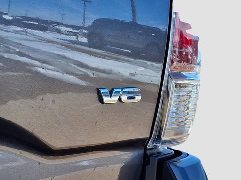 Used 2023 Toyota Tacoma SR5 w/ Technology Package image 9