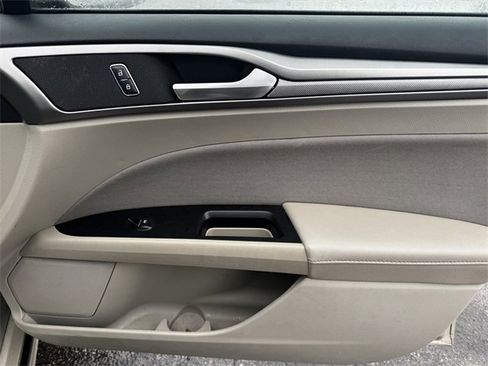 Used 2017 Ford Fusion SE w/ Fusion SE Technology Package image 13