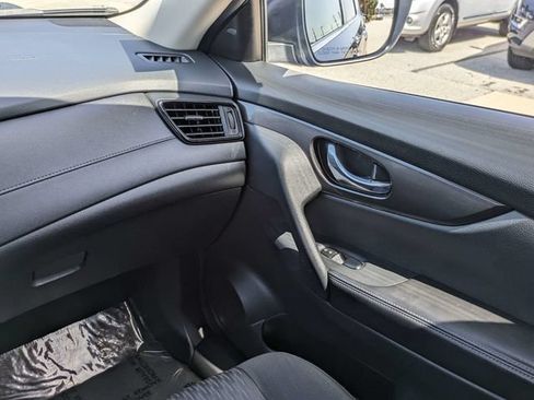 Used 2019 Nissan Rogue SV w/ Premium Package FWD image 19