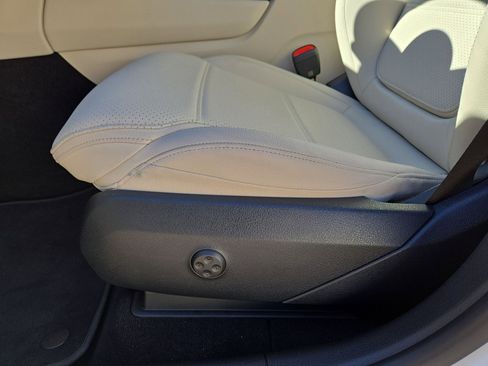 Used 2025 Mercedes-Benz GLC 300 4MATIC image 17