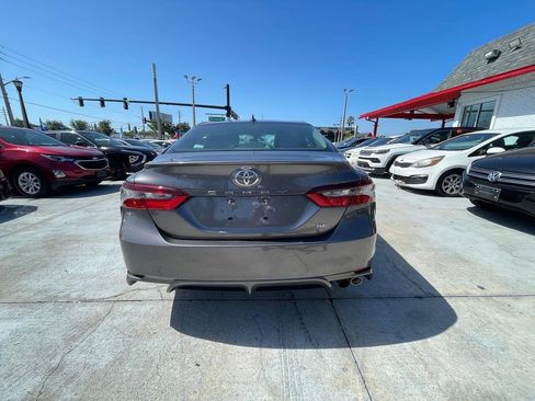 Used 2021 Toyota Camry SE FWD image 3