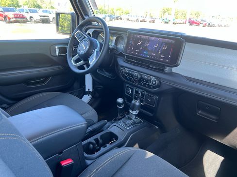 Certified 2025 Jeep Wrangler Unlimited Sahara w/ Safety Group AWD/4WD image 10