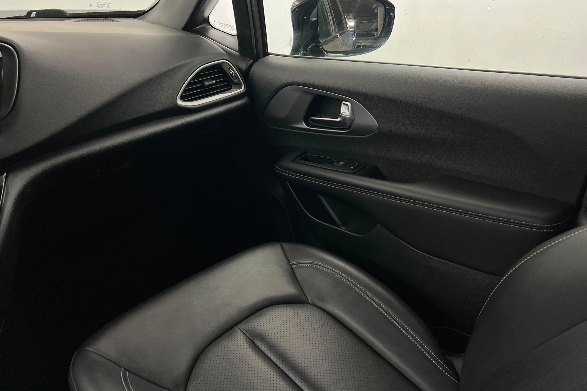 Used 2025 Chrysler Pacifica Select FWD image 11