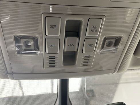 Used 2021 Volkswagen Atlas SE image 27