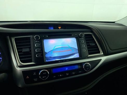 Used 2018 Toyota Highlander LE image 7