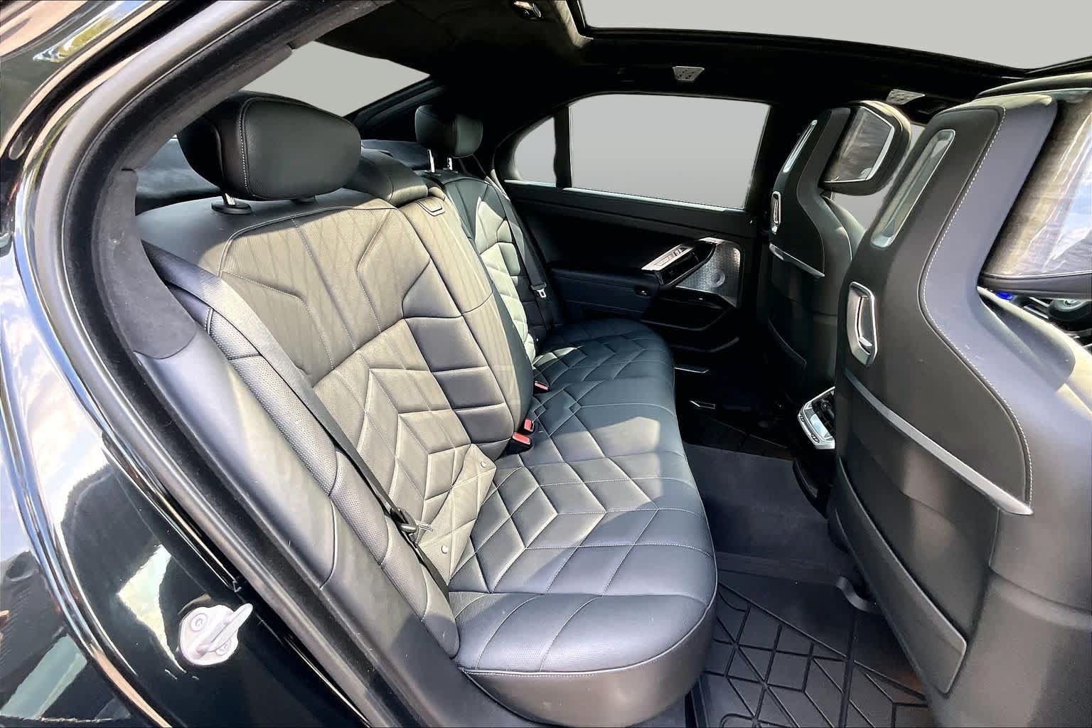 Used 2024 BMW 760i xDrive w/ Executive Package AWD/4WD image 19