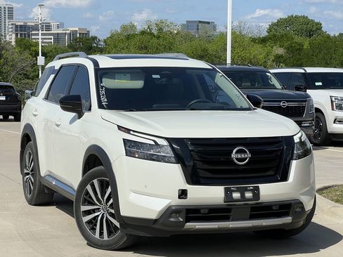Used 2024 Nissan Pathfinder Platinum image 2