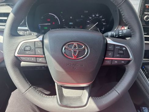 Used 2025 Toyota Sienna XLE AWD/4WD image 10