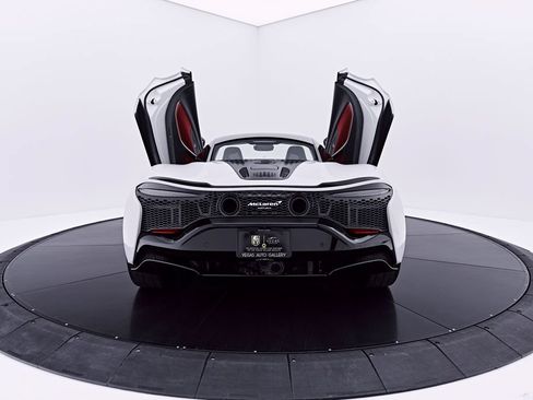 Used 2024 McLaren Artura RWD image 23