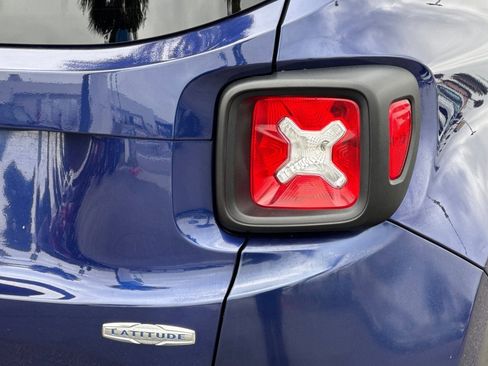 Used 2018 Jeep Renegade Latitude FWD image 12