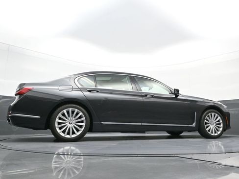 Used 2022 BMW 740i xDrive w/ Premium Package image 28