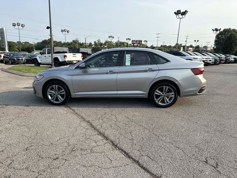 Used 2024 Volkswagen Jetta SE FWD image 8