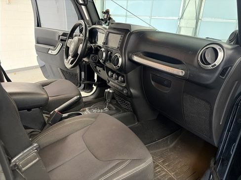 Used 2013 Jeep Wrangler Unlimited Sahara w/ Dual Top Group AWD/4WD image 6